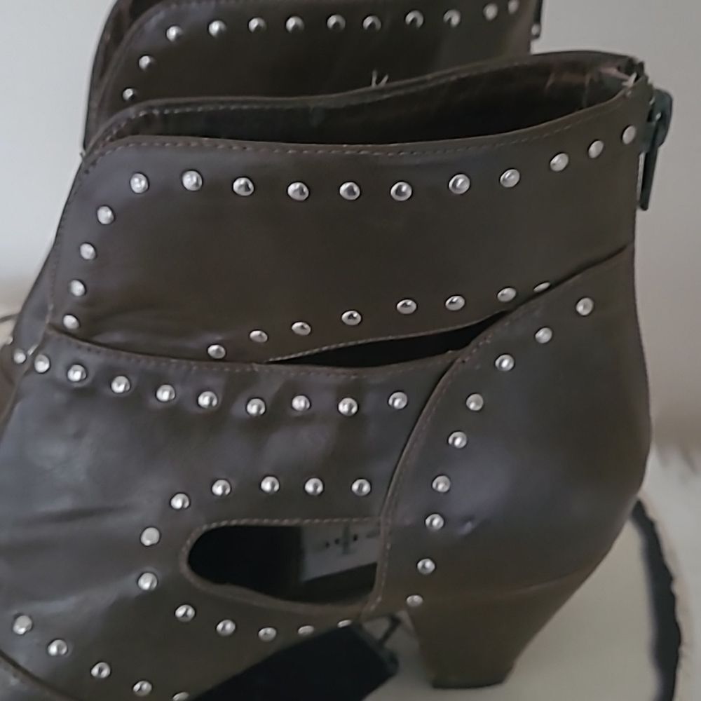 Vegan Leather cut out ankel boots - Picture 3 of 13